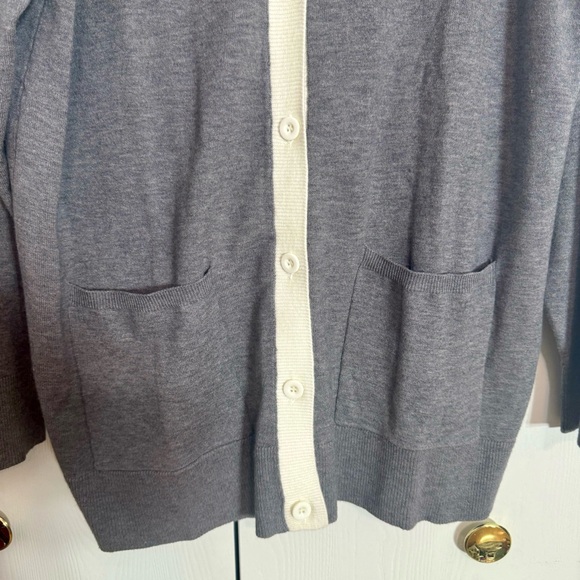 EUC. Gray button down women’s cardigan sweater XL. Light weight withpockets - Picture 5 of 13